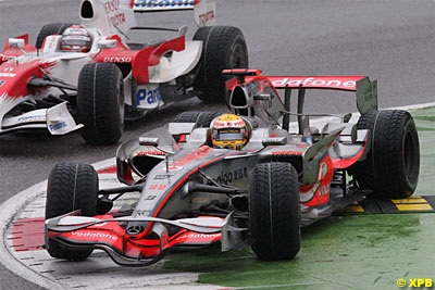 Vettel đi vào lịch sử, Massa bám sát Hamilton - 2